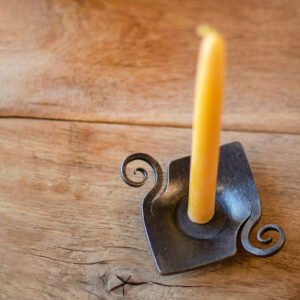 Žvakidė su smeige tinkanti plonoms stalo žvakėms