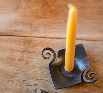 Žvakidė su smeige tinkanti plonoms stalo žvakėms
