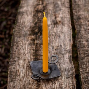 Žvakidė su smeige tinkanti plonoms stalo žvakėms