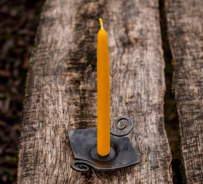 Žvakidė su smeige tinkanti plonoms stalo žvakėms