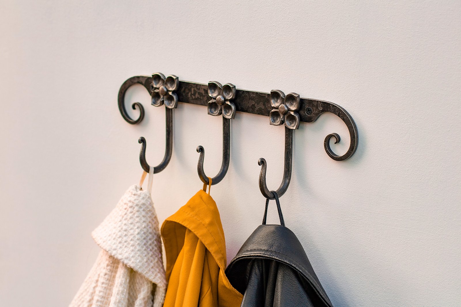 Gėlėta pakaba su trimis kabliukais