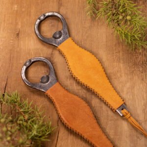 Butelių atidarytuvas su įvairių spalvų odine rankena