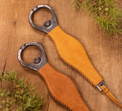 Butelių atidarytuvas su įvairių spalvų odine rankena