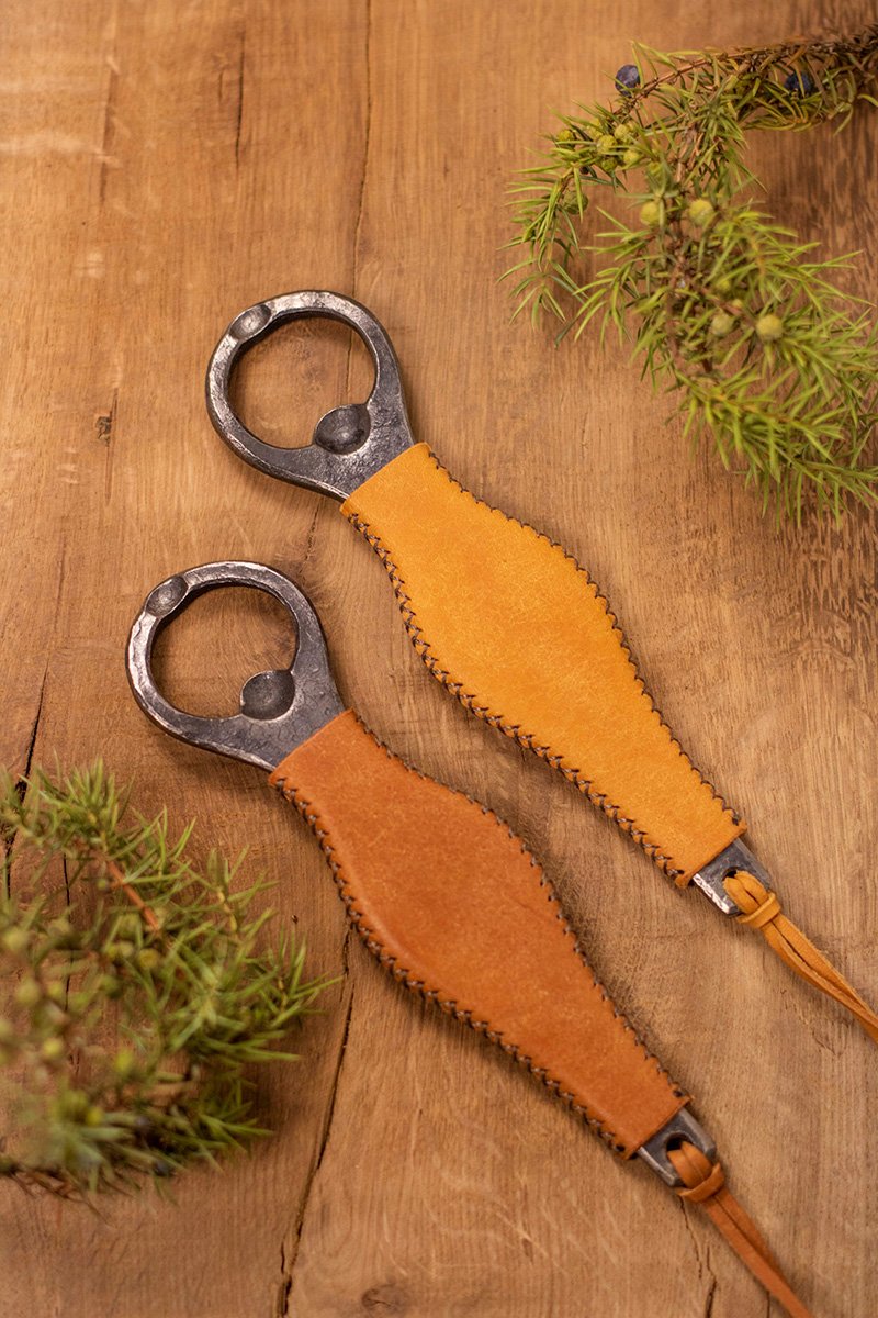 Butelių atidarytuvas su įvairių spalvų odine rankena